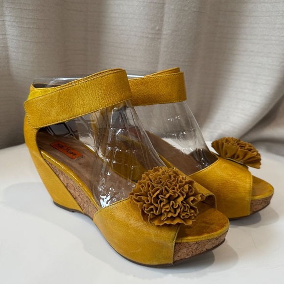 MiZ MOOZ Leather Yellow Wedge SandalWith Floral Detail Womens Size 7.5
